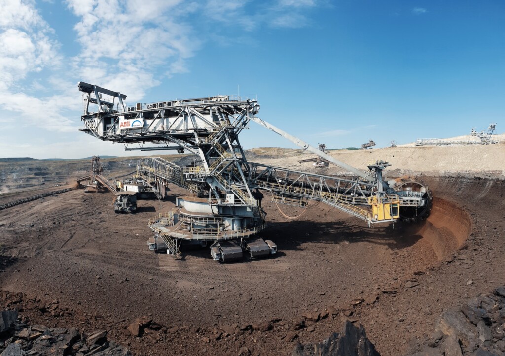 máquina de exploração mineral em mina