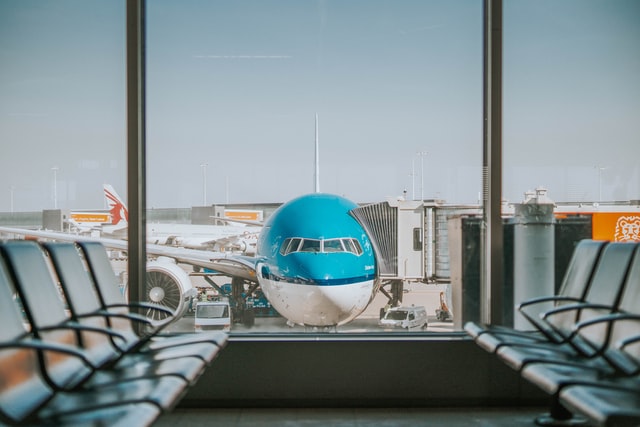 Avião parado em aeroporto