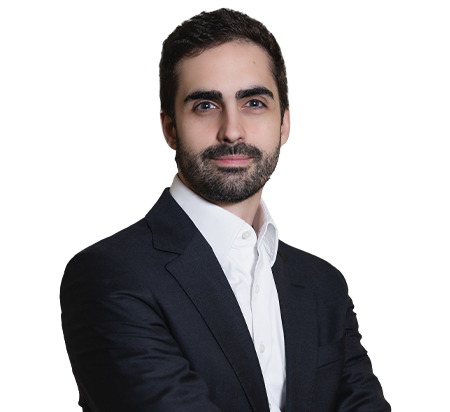 O sócio André Franco Perdiza é branco, tem uma barba curta, cabelo preto, e usa camisa branca e paletó preto.