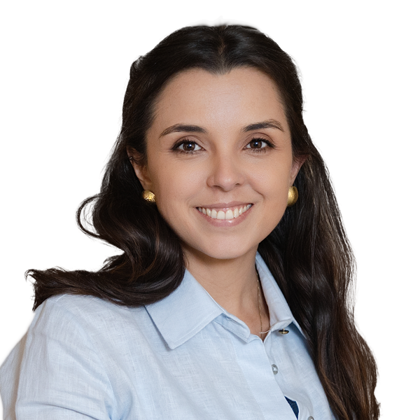 Bárbara Mendes Carnevalli é branca, e olhos castanhos, assim como os cabelos, que são longos. Na foto, ela sorri, e usa uma camisa azul clara, e uma par de brincos dourados.