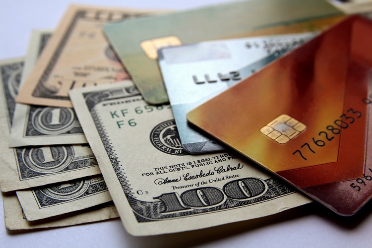 Bancos vão travar cotação do dólar no dia da compra com cartão no exterior