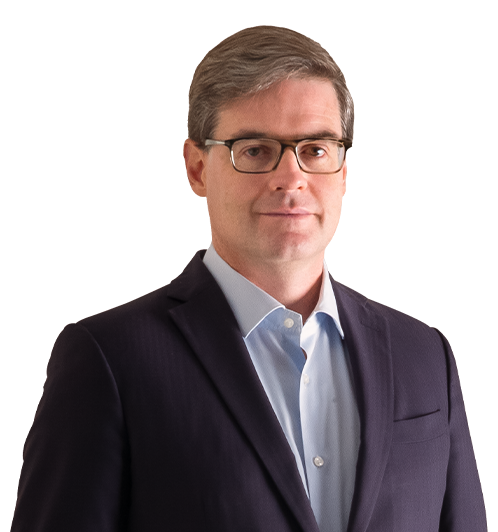 Sócio Daniel Calhman de Miranda usa um blazer azul escuro e uma camisa branda. Ele usa óculos e tem o cabelo liso e grisalho.