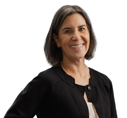 Sócia Flávia Regina, utilizando uma blusa branca e um paletó preto