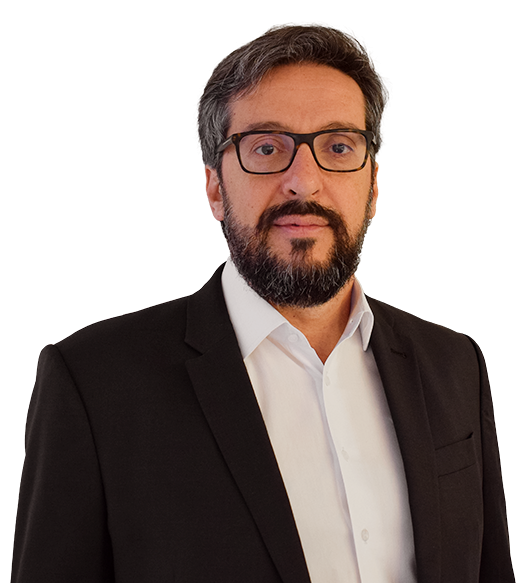 Homem branco com cabelo curto, utilizando óculos e vestindo uma camisa social branco com pa