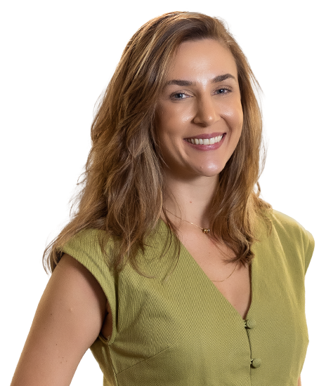 Sócia Maria Fernanda Fidalgo. Ela está sorrindo, tem cabelos loiros na altura dos ombros, e usa uma blusa verde.