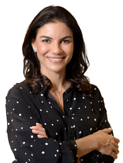 Sócia Paula Vieira está vestindo uma camisa preta. Ela tem cabelo liso, castanho escuro e na altura dos ombros e está com um largo sorriso.