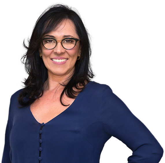 Sócia Renata Correia Cubas está vestindo uma blusa abotoada azul marinho e usa óculos. Ela tem cabelo na altura dos ombros, liso e castanho escuro, e está com um largo sorriso.