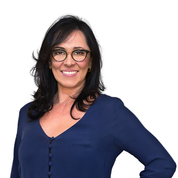 Sócia Renata Correia Cubas está vestindo uma blusa abotoada azul marinho e usa óculos. Ela tem cabelo na altura dos ombros, liso e castanho escuro, e está com um largo sorriso.