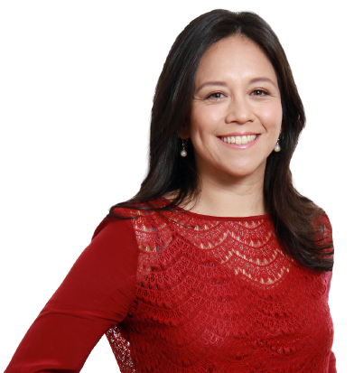 Sócia Sabrina Naritomi está vestindo uma blusa vermelha com camisa regata no mesmo tom embaixo e brinco de pérola. Tem cabelo castanho escuro, lisol, pouco abaixo dos ombros e está com um largo sorriso.