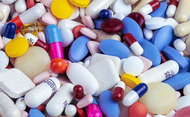 Remédios coloridos e de diversos tamanhos e formatos sobrepostos em