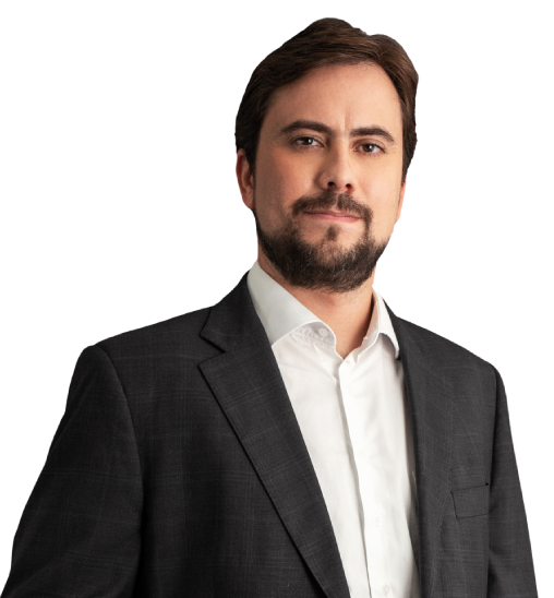 Sócio Francisco A. Prado de Andrade Coutinho está vestindo paletó preto e camisa bege claro. Ele tem cabelos lisos, curtos e castanho escuro. Ele tem barba castanho escuro e está com um sorriso de boca fechada.