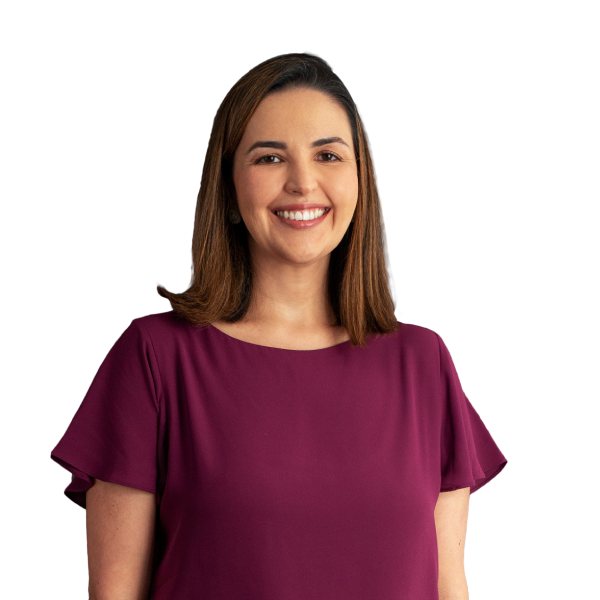 Sócia Janaína Vargas está vestindo uma blusa marsala. Ela tem cabelo liso, tamanho curto e castanho claro. Ela está com um largo sorriso.