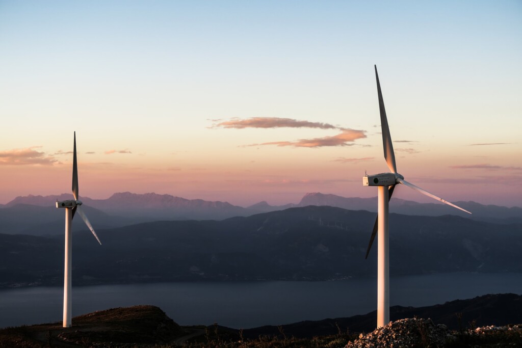 campo com turbinas de energia eólica