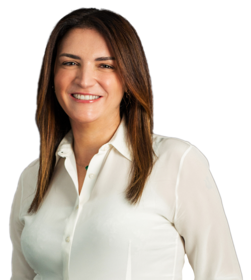 Sócia Luciana Lorenzo está com uma blusa social branca. Ela tem o cabelo liso e castanho, um pouco abaixo dos ombros. Ela está com um largo sorriso.