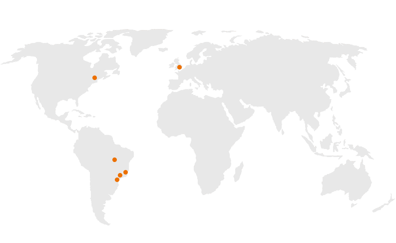 mapa mundi em tons de cinza e branco, com 6 bolinhas laranjas sinalizando os locais em que o mattos filho possui escritórios. São 4 no Brasil, um em Londres e um em Nova Iorque