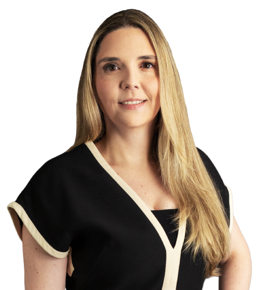 A sócia maria guido possui cabelos longos, lisos e loiros. Na foto, está com blusa de mangas curtas na cor preta, com acabamentos em tom creme na gola e nas mangas..