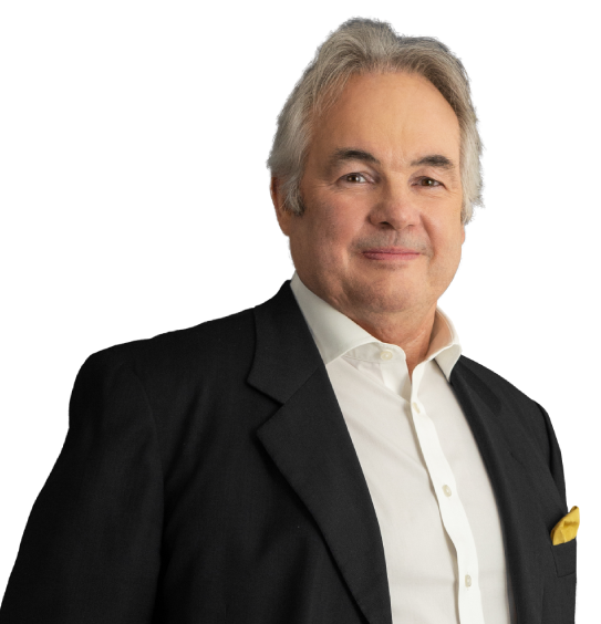 Sócio Stephen O'Sullivan está vestindo um terno preto com camisa branca e lenço amarelo no bolso do terno. Tem cabelo curto, liso e grisalho, e está com um sorriso sem mostrar os dentes.