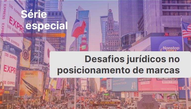 Prédios e propagandas em uma cidade movimentada com a frase Desafios jurídicos no posicionamento de marcas