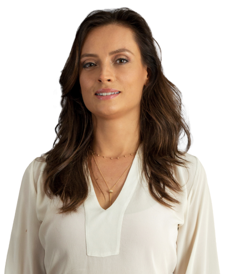 Vanessa veste uma camisa branca. Seus cabelos são castanhos claro, levemente ondulados até o ombro. Na foto, está com um leve sorriso.