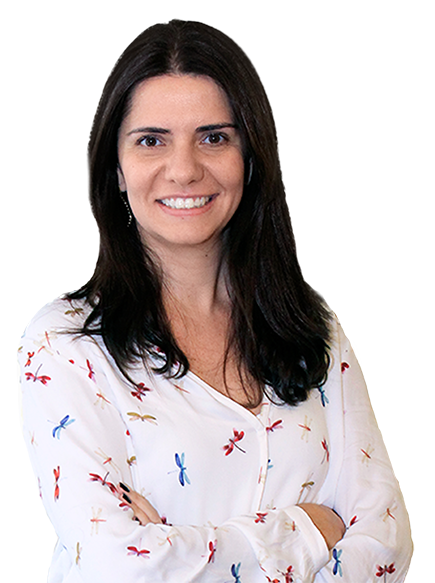 a sócia juliana ramalho tem cabelos escuros, lisos, na altura dos ombros. Na foto, veste blusa social branca com delicadas estampas em azul e vermelho, e está com um largo sorriso.