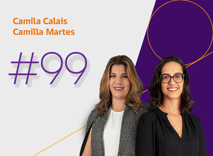 Sócias Camila Calais e Camilla Martes lado a lado com identidade visual do podcast ao fundo