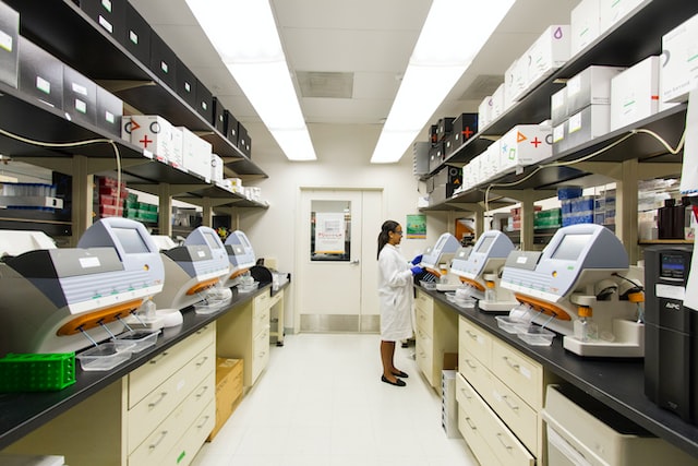 Um técnico trabalha em uma frota de laboratório de pesquisa