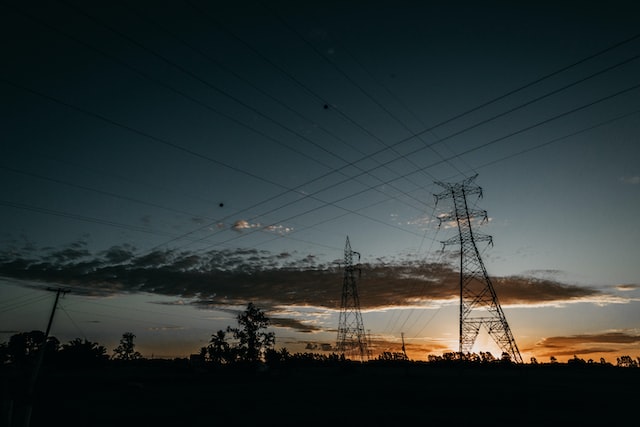 Final de tarde com torre de energia elétrica