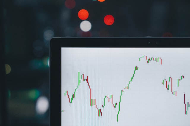 tela de computador mostrando um gráfico de barra que representa oscilação das ações no mercado financeiro