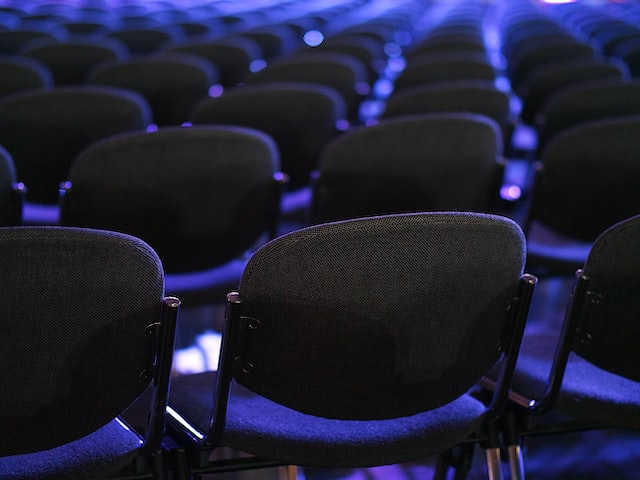 cadeiras de um evento vazias