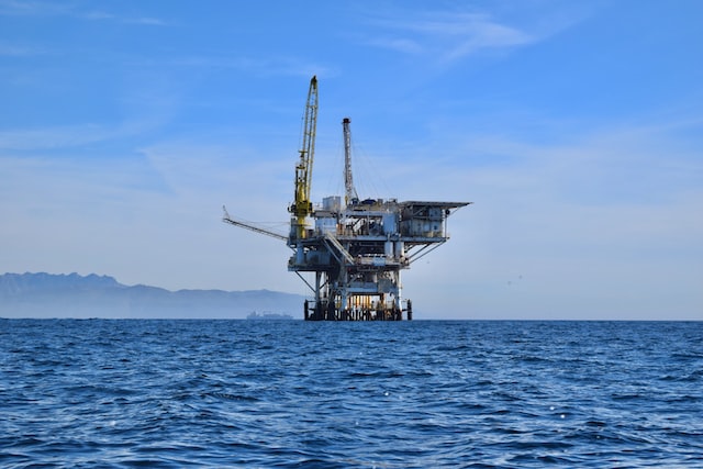 extração de petróleo no mar