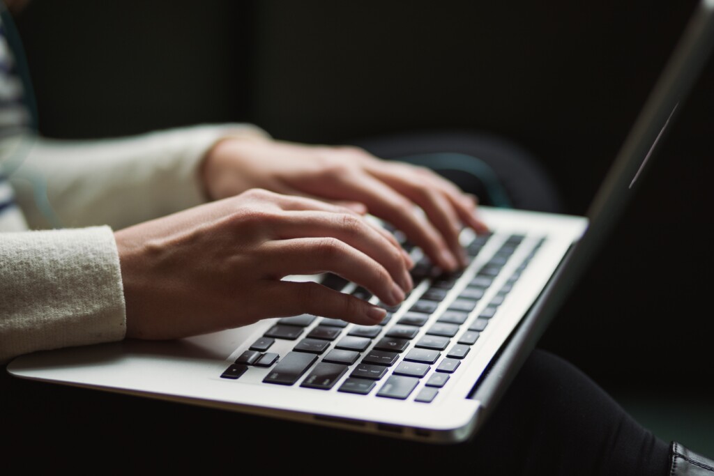 mãos femininas mexem em um computador