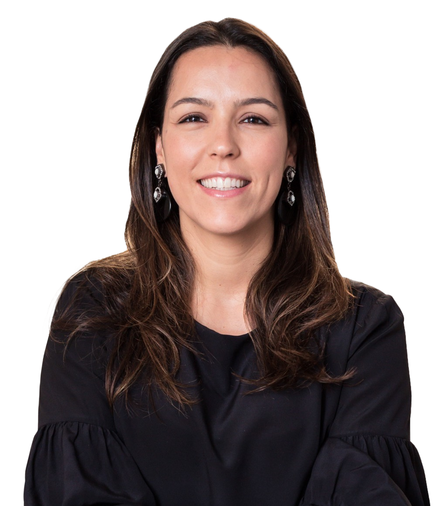 Larissa Arruy, sócia do escritório Mattos Filho. Mulher, branca, cabelo castanho liso, vestindo uma blusa preta de manga comprida.