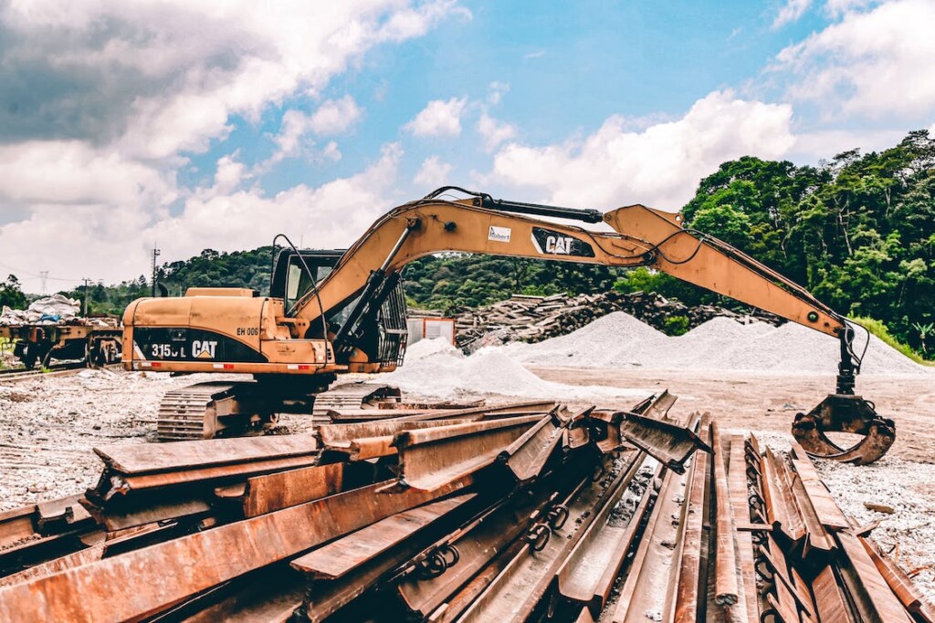 Garra De Escavadeira Caterpillar Amarela E Preta com ferros para construção