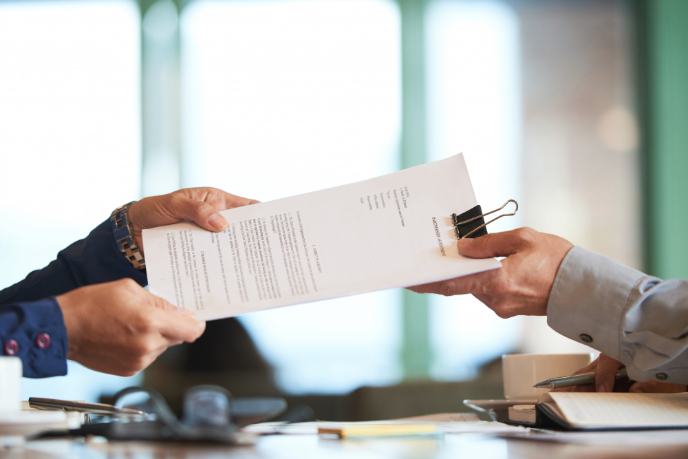 mãos passando o contrato ao empresário irreconhecível