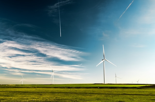 energia eólica, imagem de um campo com mastros de captação de energia