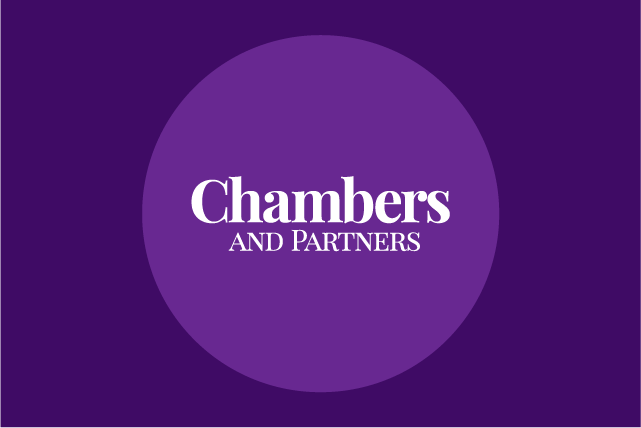 Capa com fundo roxo, no centro um círculo com o texto "Chambers and partners"