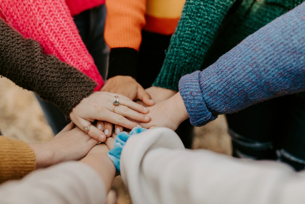 Mulheres com as mãos umas sobre as outras