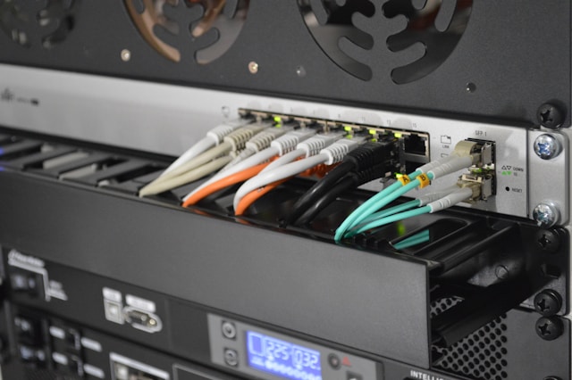 Aparelho tecnológico ligado a fios coloridos
