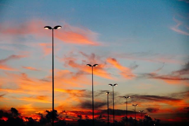 Foto de lampadas de rua durante o amanhecer