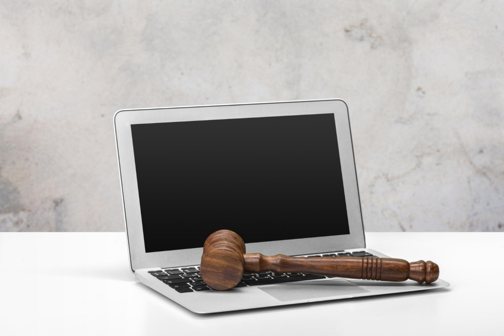 Laptop e martelo de advocacia na mesa