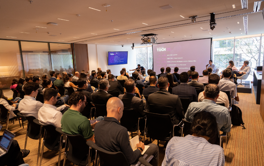 4 homens e duas mulheres no evento Tech Legal do escritório Mattos Filho.