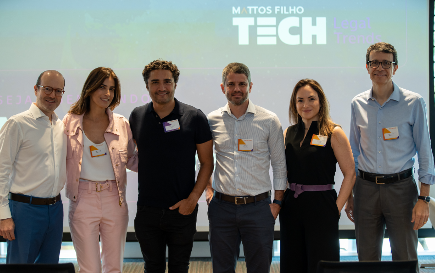 4 homens e duas mulheres no evento Tech Legal do escritório Mattos Filho.