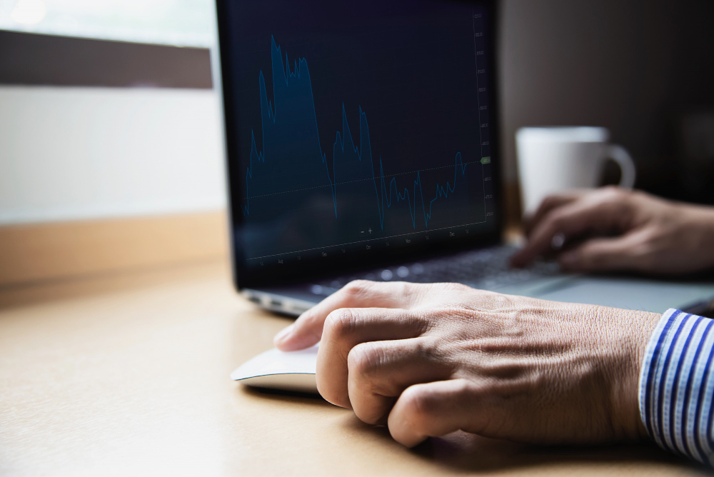 Empresário trabalhando com criptoativos.