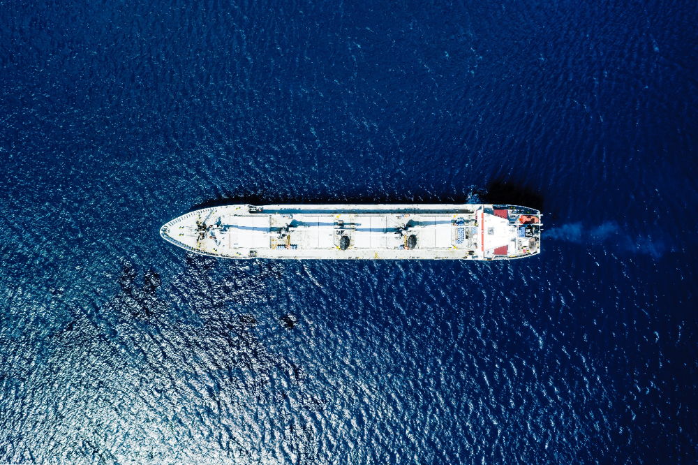 Vista aérea de um mar azul e um barco