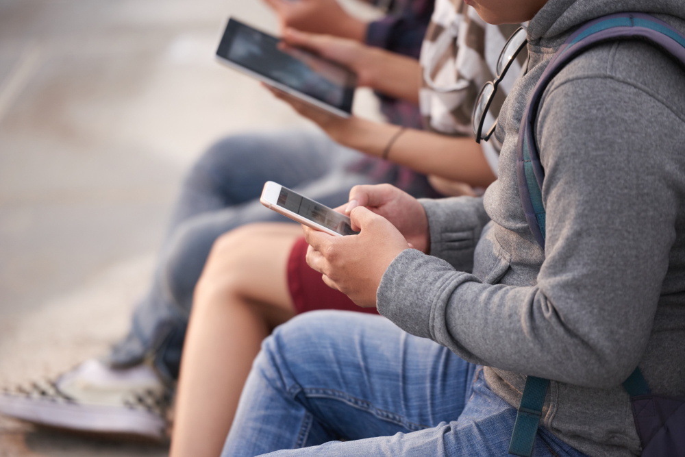 Lei que proíbe o uso de celulares em escolas de todo o país é sancionada