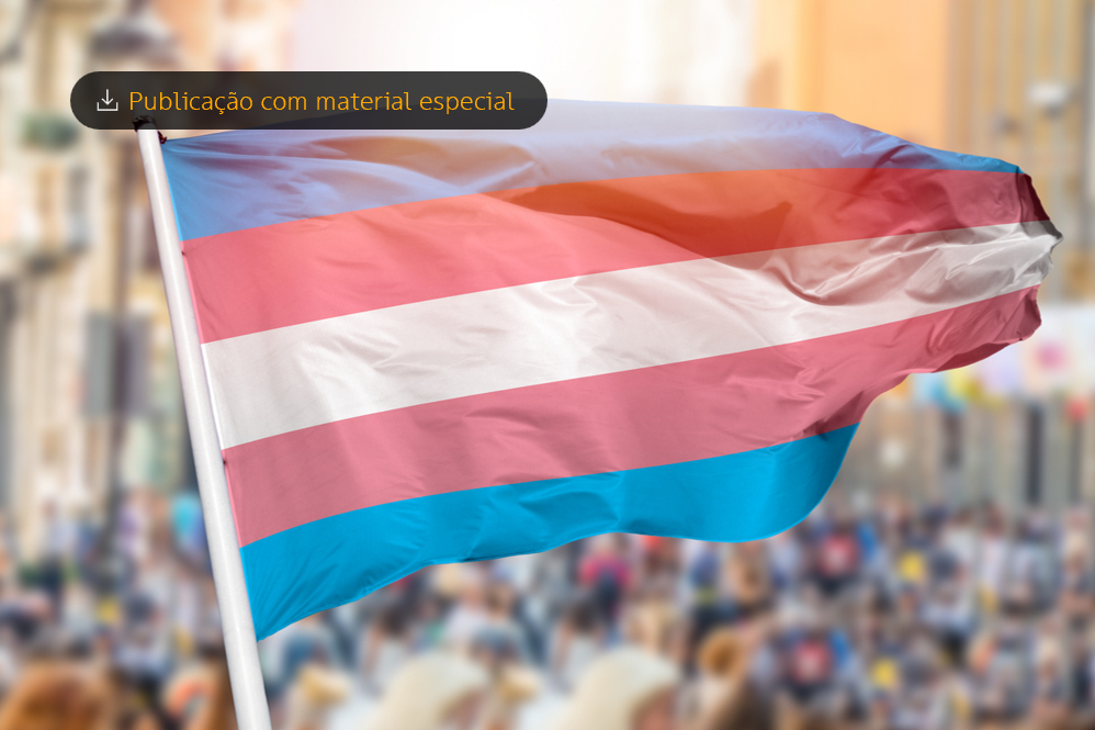Bandeira transgênero balançando em frente a rua movimentada - material especial