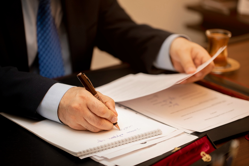 Empresário assinando papéis de contrato importantes