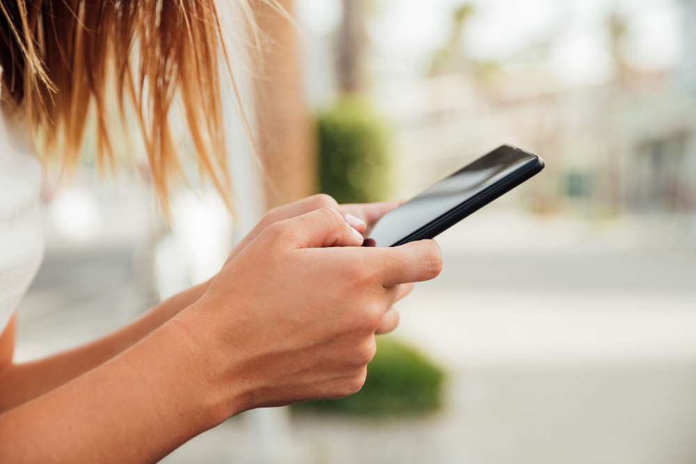 Mulher jovem, segurando, smartphone