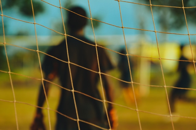 Goleiro de costas dentro do gol em quadra futebol