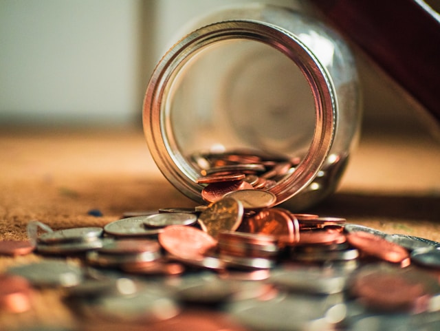 Foto em closeup de moedas variadas.